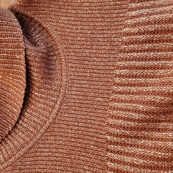Vintage Copper Metallic Turtleneck - Picture 4 of 10